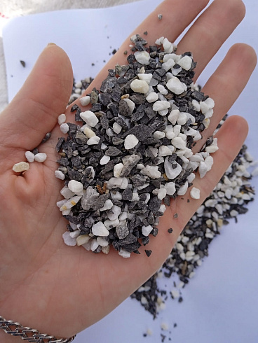 Kamenclub.ru: Мраморная крошка (щебень галтованный микс:: белый-черный) фр.5-10 мм  купить в Люберцах мрамор белый, черный, молочный, серый галтовка мраморная окатанная декоративная ландшафтная 15500 руб/т   фото КАМЕНЬ КЛУБ