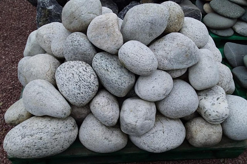 Kamenclub.ru: Бело-серый валунчик фр.100-300 мм.  купить в Люберцах крупный камень для ландшафта серый, белый бело-серый валун крупная галька 4500 руб/т   фото КАМЕНЬ КЛУБ