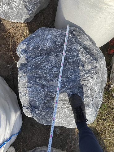 Kamenclub.ru: Черный мрамор скальник фр. 1000-1500 мм.  купить в Люберцах мрамор черный белый серый крупный колотый валун ландшафтный 9000 руб/т   фото КАМЕНЬ КЛУБ