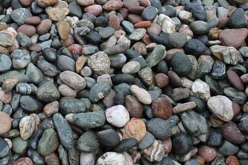 Kamenclub.ru: Галька горная речная окат (цветная) фр. 20-40 мм. купить  в Люберцах галька речная серый синий бежевый белый окатанная речная галька ландшафтная 6800 руб/т   фото КАМЕНЬ КЛУБ