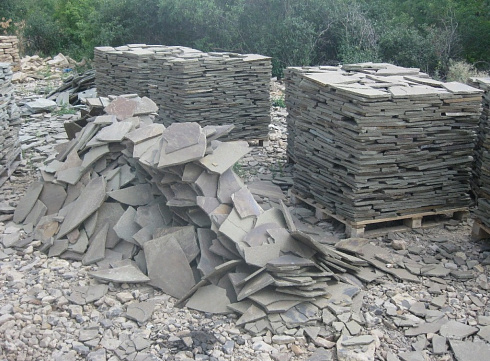 Kamenclub.ru: Песчаник пластушка серо-зеленый (1,5 см)  купить в Люберцах плитняк - пластушка серо-зеленый, серый, зеленый пластушка рваная ландшафтная колотая 10200 руб/м3   фото КАМЕНЬ КЛУБ