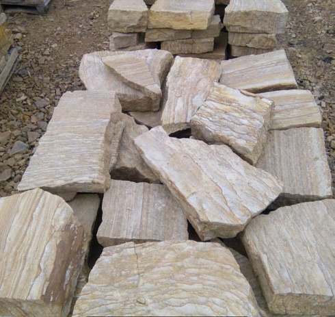 Kamenclub.ru: Песчаник пластушка желтый с рисунком (7-15 см)  купить в Люберцах плитняк - пластушка - бут желтый песчаник 10200 руб/м3   фото КАМЕНЬ КЛУБ