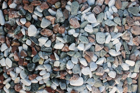 Kamenclub.ru: Мраморная крошка (щебень галтованный микс:белый-зеленый-розовый) фр.20-40 мм.  купить в Люберцах мрамор белый, зеленый, розовый мрамор декоративный (галтовка) 15500 руб/т   фото КАМЕНЬ КЛУБ