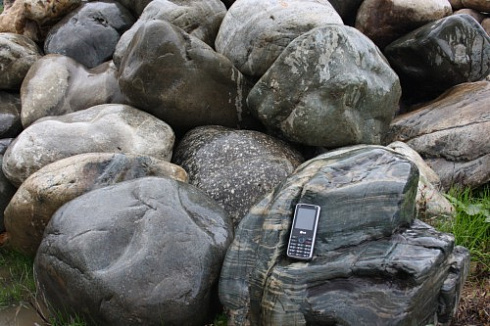 Kamenclub.ru: Речной валун Кабанчик фр.300-500 мм.  купить в Люберцах крупный природный камень галька серый, темно-серый речной валун галечник масштабный 7000 руб/т   фото КАМЕНЬ КЛУБ