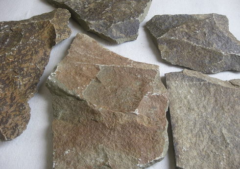 Kamenclub.ru: Песчаник пластушка "фонтанка" серо-зеленая (3,0-5,0 см)  купить в Люберцах песчаник серо-зеленая колотые плитки облицовочные пластушки 11400 руб/м3   фото КАМЕНЬ КЛУБ