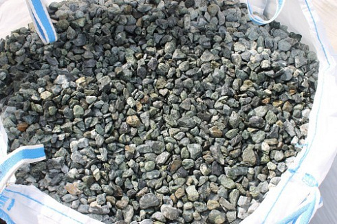 Kamenclub.ru: Щебень крошка зеленый (змеевик) фр. 20-40 мм.  купить в Люберцах мрамор зеленый, салатовый ландшафтная мраморная крошка 8500 руб/т   фото КАМЕНЬ КЛУБ