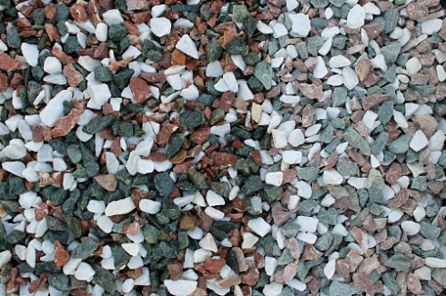 Kamenclub.ru: Мраморная крошка (щебень крошка микс: белый-зеленый-розовый) фр. 10-20 мм.  купить в Люберцах мрамор белый, зеленый, розовый декоративный ландшафтный колотый щебень 12000 руб/т   фото КАМЕНЬ КЛУБ