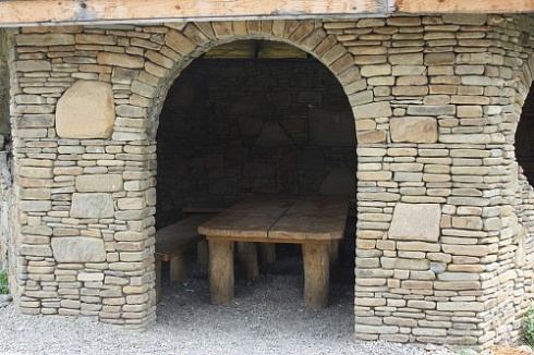 Kamenclub.ru: Песчаник для строительства и кладки блочный (фр 100-200 мм)  купить в Люберцах песчаник бежевый серый рыжий валун мелкий для строительства песчаник 6500 руб/т   фото КАМЕНЬ КЛУБ