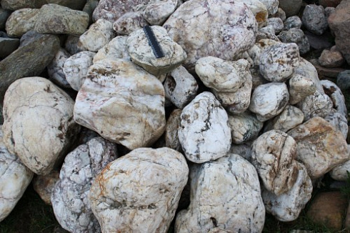 Kamenclub.ru: Кварцевый валунчик фр.100-300 мм.  купить в Люберцах кварц белый, бежевый молочный рыжий крупный природный камень галечник 7850 руб/т   фото КАМЕНЬ КЛУБ