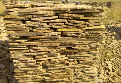 Kamenclub.ru: Песчаник пластушка желтый с разводом под дерево (2 см)  купить в Люберцах плитняк желтый с разводами, желтый, рыжий, серый песчаник пластушка рваная ландшафтная 11 000 руб/м3   фото КАМЕНЬ КЛУБ