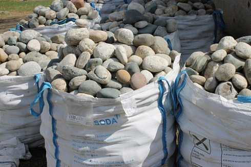 Kamenclub.ru: Речной валун (Ассорти) фр.100-300 мм.  купить в Люберцах галечник серый, темно-серый, светло-серый речная галька крупных размеров 4200 руб/т   фото КАМЕНЬ КЛУБ