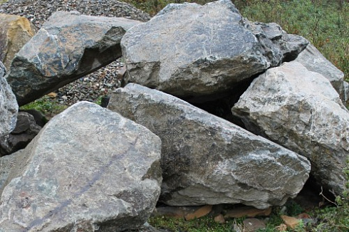 Kamenclub.ru: Змеевик скальник фр. 500-1500 мм.  купить в Люберцах змеевик зеленый серый черный глыба скальная колотая 7500 руб/т   фото КАМЕНЬ КЛУБ