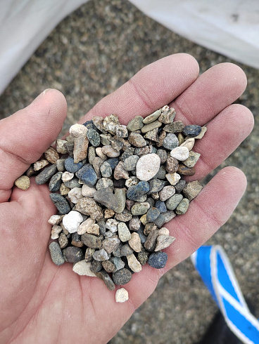 Kamenclub.ru: Галька речная окат (серая) фр.5-10 мм купить  в Люберцах галька речная серая, серый, темно-серый, светло-серый, коричневый речная окатанная галька декоративная ландшатфная 5000 руб/т   фото КАМЕНЬ КЛУБ