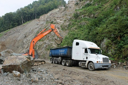 Kamenclub.ru: Гранит скальник (серо-зеленый) фр. 500-1500 мм.  купить в Люберцах гранит мрамор  серый зеленый темно-серый глыба скальная колотая ландшафтная 7 500 руб/т   фото КАМЕНЬ КЛУБ