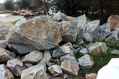 Kamenclub.ru: Гранит скальник (серо-зеленый) фр. 500-1500 мм.  купить в Люберцах гранит мрамор  серый зеленый темно-серый глыба скальная колотая ландшафтная 7 500 руб/т   фото КАМЕНЬ КЛУБ