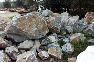 Kamenclub.ru: Гранит скальник (серо-зеленый) фр. 500-1500 мм.  купить в Люберцах гранит мрамор  серый зеленый темно-серый глыба скальная колотая ландшафтная 7 500 руб/т   фото КАМЕНЬ КЛУБ