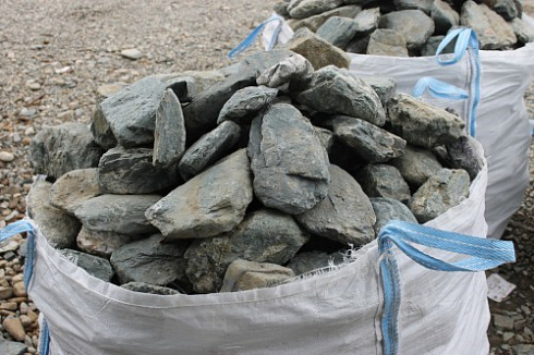 Kamenclub.ru: Гранит скальник (серо-зеленый) фр. 100-500 мм.  купить в Люберцах гранит зеленый, серый, салатовый крупный ландшафтный валун 6 000 руб/т   фото КАМЕНЬ КЛУБ