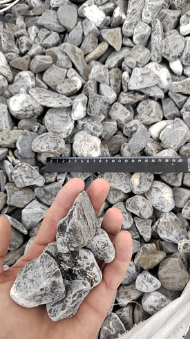 Kamenclub.ru: Щебень галтованный черный (мрамор) фр.40-70 мм.  купить в Люберцах мрамор черный с белыми прожилками, черный, белый щебень галтованный округлый 13500 руб/т   фото КАМЕНЬ КЛУБ