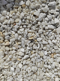 Kamenclub.ru: Мраморная крошка, щебень, цвет-белый, фр. 5-10 мм.  купить в Люберцах мрамор белый, айвори, молочный мраморная каменная крошка ландшафтная 12000 руб/т   фото КАМЕНЬ КЛУБ