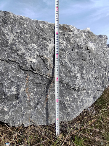 Kamenclub.ru: Черный мрамор скальник фр. 1000-1500 мм.  купить в Люберцах мрамор черный белый серый крупный колотый валун ландшафтный 9000 руб/т   фото КАМЕНЬ КЛУБ