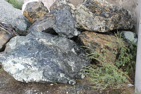 Kamenclub.ru: Змеевик скальник фр. 500-1500 мм.  купить в Люберцах змеевик зеленый серый черный глыба скальная колотая 7500 руб/т   фото КАМЕНЬ КЛУБ