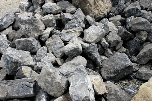 Kamenclub.ru: Черный мрамор скальник фр. 1000-1500 мм.  купить в Люберцах мрамор черный белый серый крупный колотый валун ландшафтный 9000 руб/т   фото КАМЕНЬ КЛУБ