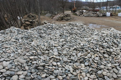 Kamenclub.ru: Галька речная плоская (ассорти) фр. 100-200-300 мм. купить  в Люберцах галька плоская разноцветная серый белый темно-серый синий речная галька ландшафтная 8000 руб/т   фото КАМЕНЬ КЛУБ