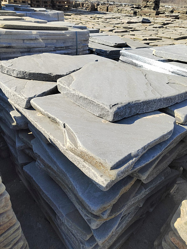 Kamenclub.ru: Песчаник пластушка галтованная светло-серая (3,0 см)  купить в Люберцах песчаник светло-серый, серый ландшафтный камень рваный колотый 21000 руб/м3   фото КАМЕНЬ КЛУБ