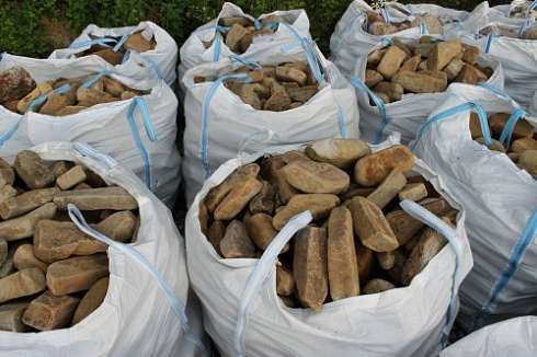 Kamenclub.ru: Песчаник для строительства и кладки блочный (фр 100-200 мм)  купить в Люберцах песчаник бежевый серый рыжий валун мелкий для строительства песчаник 6500 руб/т   фото КАМЕНЬ КЛУБ