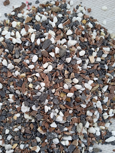Kamenclub.ru: Мраморная крошка (щебень крошка микс : белый-черный-розовый) фр. 5-10 мм.  купить в Люберцах мрамор белый, черный, розовый, разноцветный микс декоративная мраморная каменная крошка 12000 руб/т   фото КАМЕНЬ КЛУБ